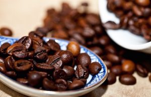 Kaffebohnen in einer Schale